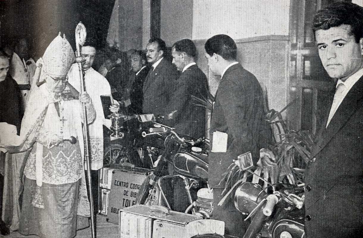 El cardenal bendiciendo las motos