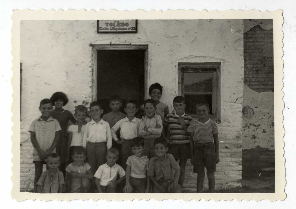 En la puerta de la escuela