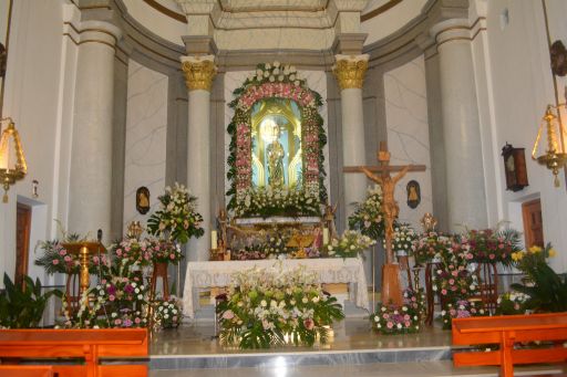Ermita de la Virgen del Rosario, altar