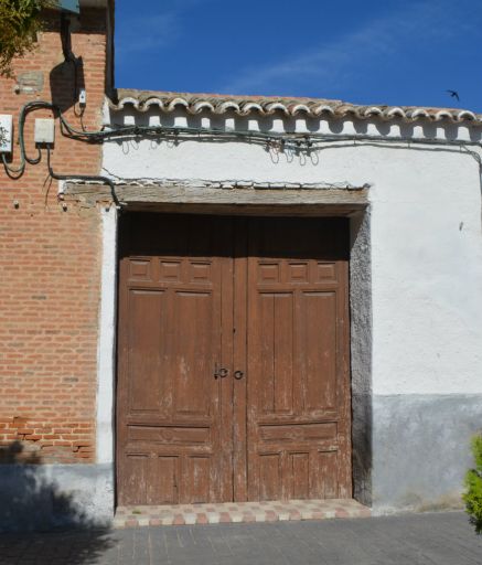 Puerta con herrajes