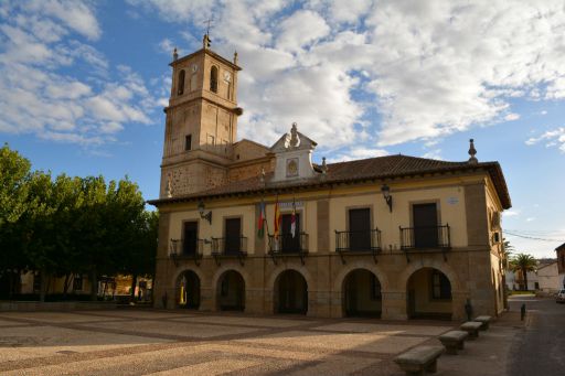 Ayuntamiento y plaza de D. Cesáreo Gómez Arroyo