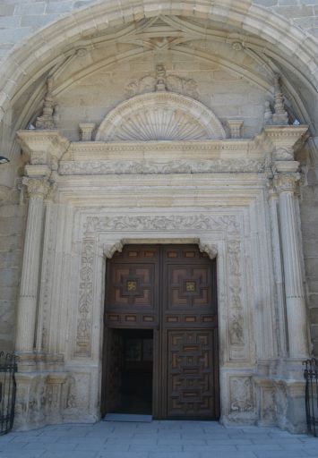 Iglesia parroquial de San Cristóbal, pórtico