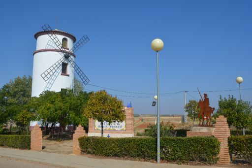Molino de viento y Estatua de Don Quijote