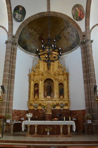 Iglesia de San Pedro Apóstol, altar