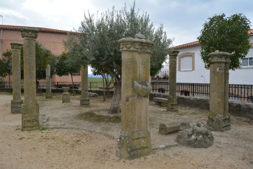 Iglesia parroquial de San Juan Evangelista, pilastras