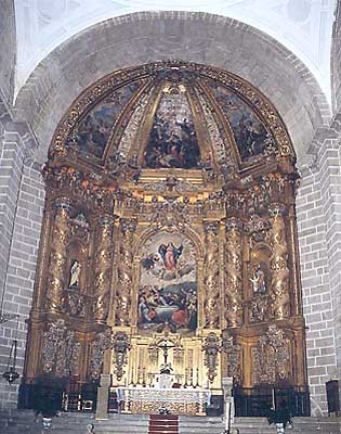 Iglesia parroquial. Retablo barroco y cuadros de Claudio Coello