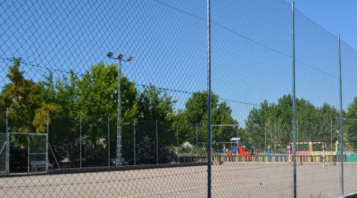 Instalaciones deportivas y parque infantil