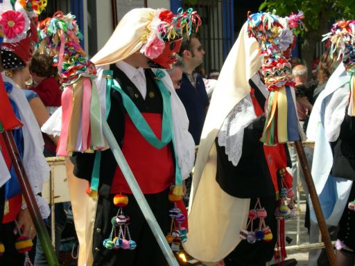 Fiestas del Corpus Christi, pecados y danzantes, formación de asedio de grupo de pecados