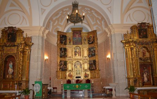 Iglesia de San Julián y de Santa Basilia, altar