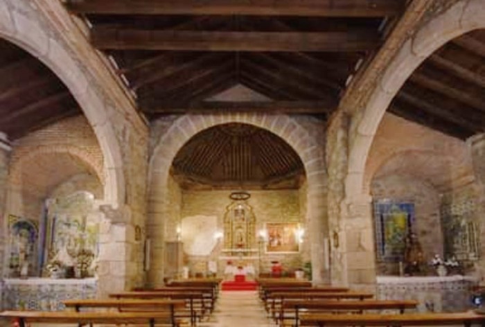 IGLESIA PARROQUIAL (INTERIOR) Azulejería del siglo xvi y artesonado mudéjar ochavado.