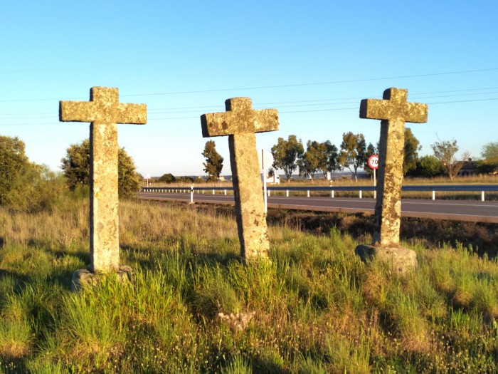 EL CALVARIO Las tres cruces situadas en la entrada a la localidad junto al Cordel.
