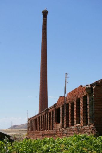 Fábrica y chimenea de cerámica