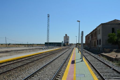 Estación del ferrocarril, vía y silo