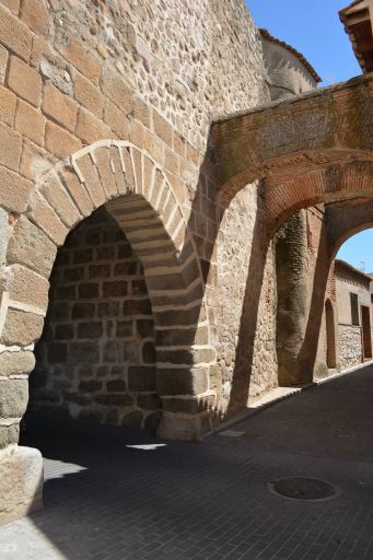Murallas y puerta de San Miguel