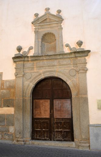 Iglesia de San Miguel Arcángel, pórtico