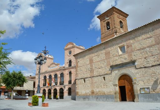 Iglesia Parroquial de Santa María Magdalena, Ayuntamiento y plaza de España