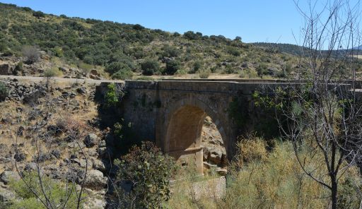 Puente sobre el río Pusa