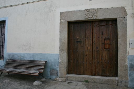 Puerta con escudo