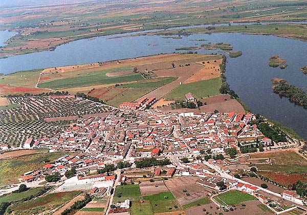 Vista aérea, rodeado por el Tajo