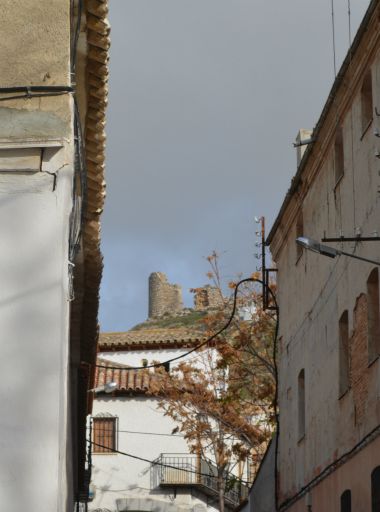 Calle con el castillo al fondo