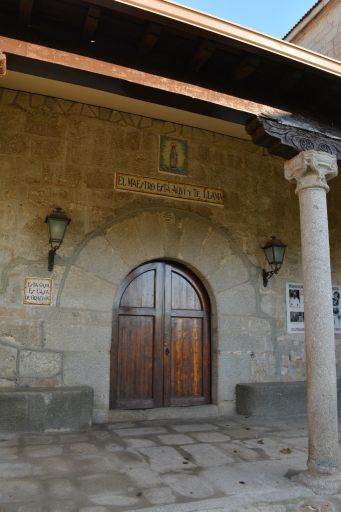 Iglesia de Sta. María de la Oliva, entrada