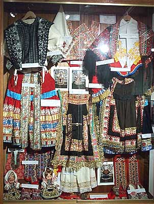 Artesanía, trajes típicos, exposición