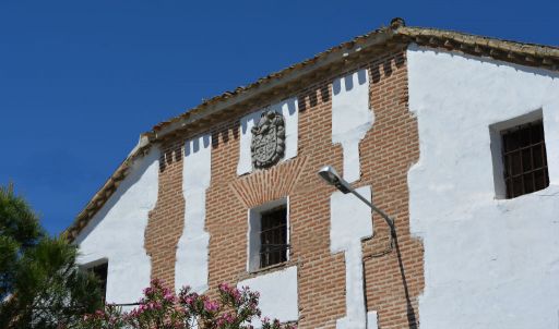 Blasón y casona