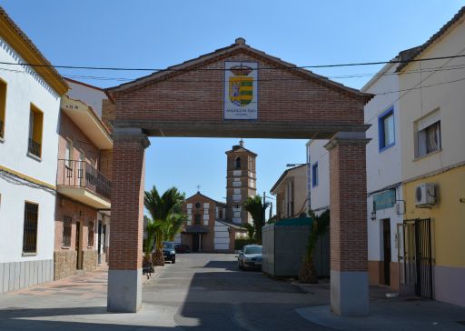 Arco e iglesia