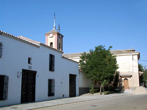 Casa típica y cuerpo de la iglesia de Nuestra Señora de la Asunción