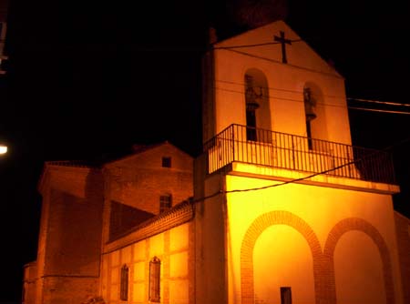 Parroquia de San Miguel Arcángel, iluminada