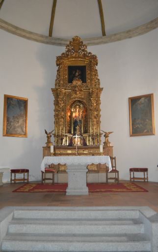 Iglesia parroquial de Nuestra Señora del Monte, altar