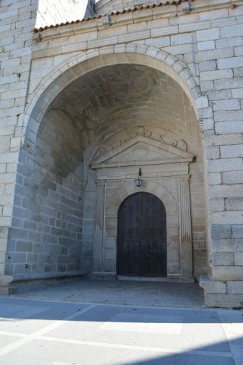 Iglesia de Nuestra Señora de la Nava, portón