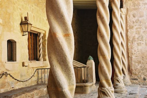 Castillo de los Condes de Orgaz, columnas del patio