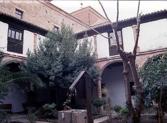 Convento, patio del Colegio de Doncellas