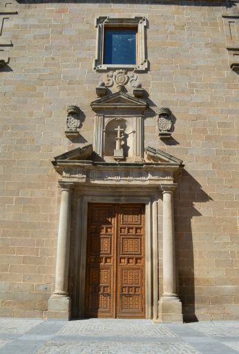 Iglesia de la Compañía de Jesús, portada herreriana con heráldica de los Condes de Oropesa