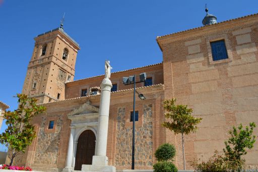 Iglesia parroquial de San Pedro y San Pablo, exterior