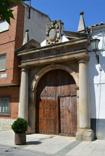Puerta clásica de la casa de los Corcuera