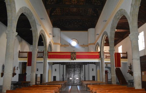 Iglesia parroquial de Nuestra Señora de la Paz, interior pies