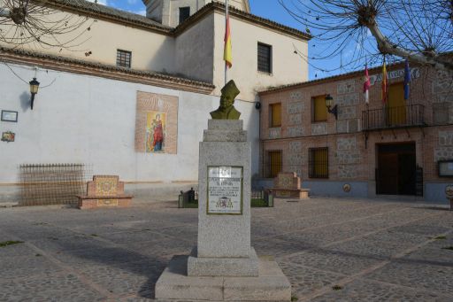 Escultura al arzobispo D. Pedro Tenorio