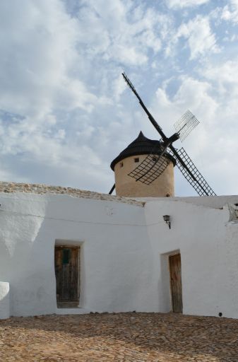 Molino de viento y Silo