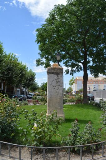 Plaza junto a la cruz roja