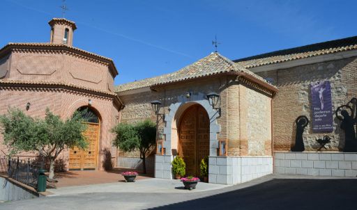 Iglesia parroquial de San Pedro Apóstol, capilla exterior