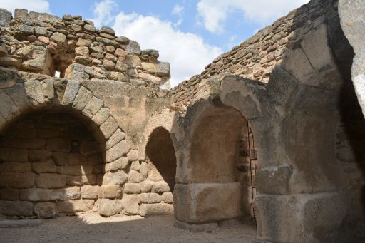 Ermita de Santa María de Melque, nichos funerarios (a)