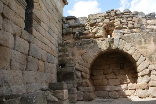 Ermita de Santa María de Melque, nichos funerarios (b)