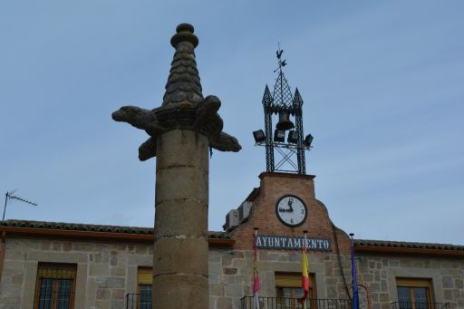 Detalle del rollo y ayuntamiento