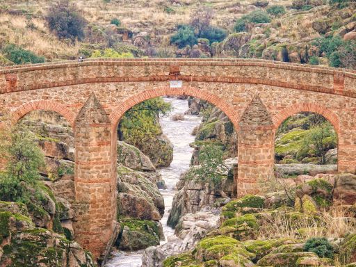 Puente sobre el río Pusa