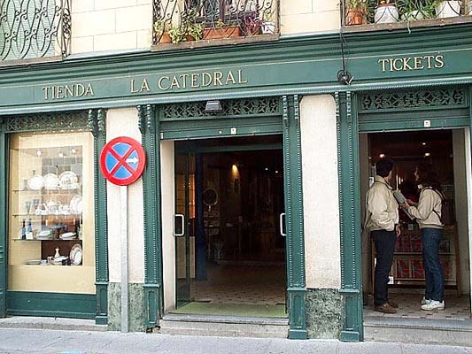 Taquilla de entradas a la Catedral, Calle Cisneros