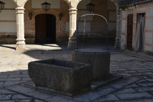 Ayuntamiento y Antiguo Hospital del Pobre, pozo y lavadero