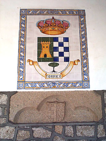 Cerámica y antiguo escudo en piedra