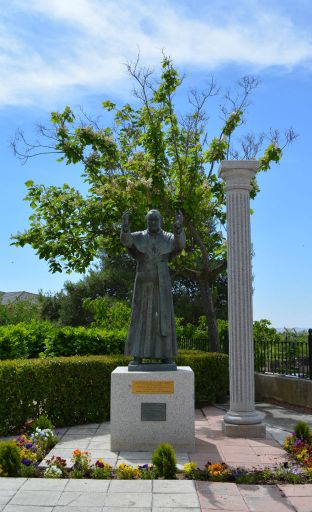 Iglesia parroquial de San Juan Bautista, Estatua Juan Pablo II